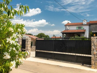 Holiday house IVA with heated pool - Outdoor photo 20