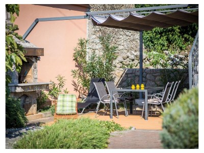 Holiday apartment Marjan – 100 m² große Terrasse, Steinhaus mit Garten - Outdoor photo 5