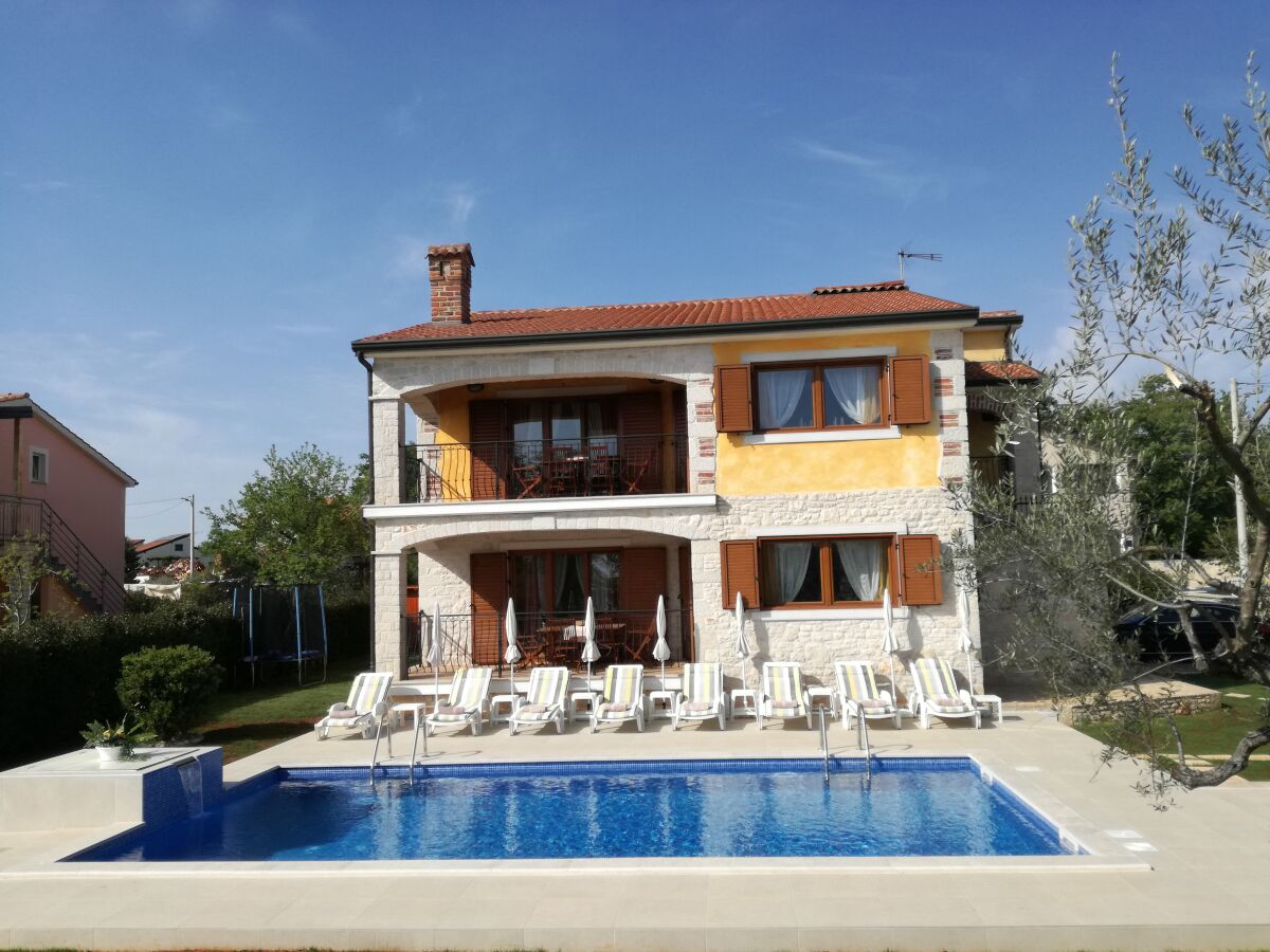 Holiday house Haus mit Schwimmbad "Nevena"