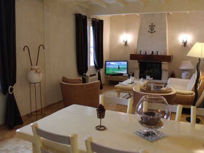 Holiday house with Mediterranean garden and pool - 688 RMY - Features photo 8