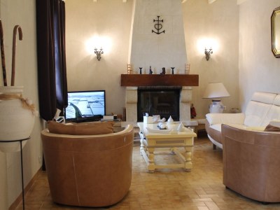 Holiday house with Mediterranean garden and pool - 688 RMY - Features photo 9