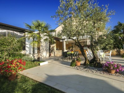 Holiday apartment Livija with pool - Outdoor photo 9