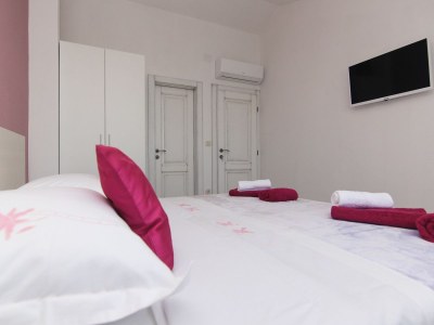 Holiday house Mia with pool - Features photo 31