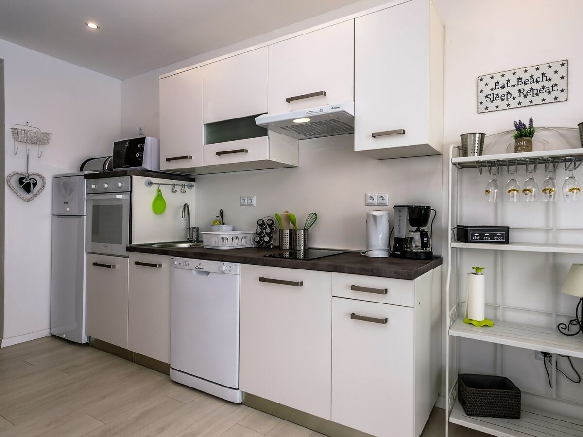 Apartment Suzy with Common Pool - Apartment Ruzmarin with Balcony and Sea View - Features photo 5