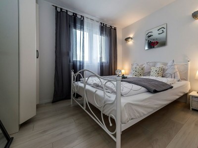 Apartment Suzy with Common Pool - Apartment Ruzmarin with Balcony and Sea View - Features photo 13