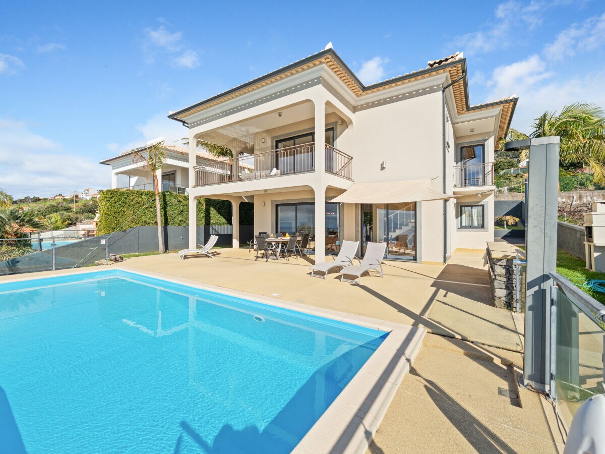 Villa Villa 17°West       with solar pool