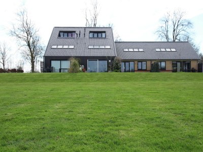 Holiday house Luxuriöses Ferienhaus am Waldrand in Langweer - Outdoor photo 8