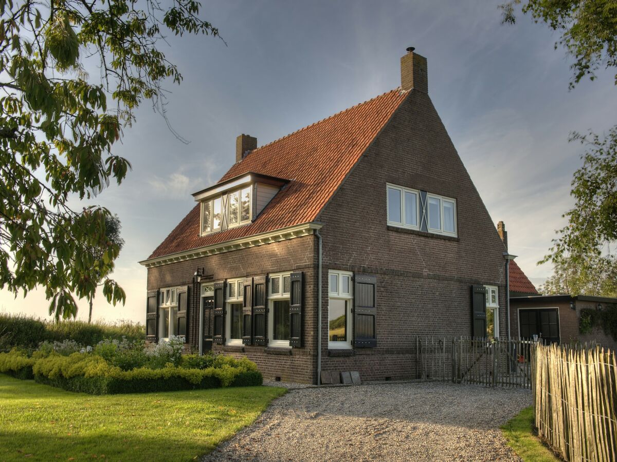Farmhouse Spacious farmhouse in IJzendijke with garden