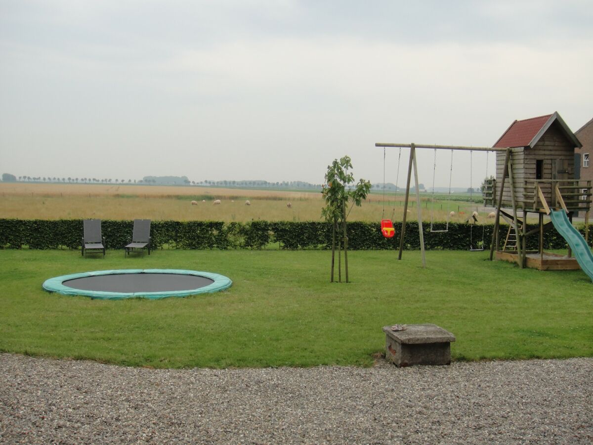 Farmhouse Spacious farmhouse in IJzendijke with garden - Outdoor photo 2