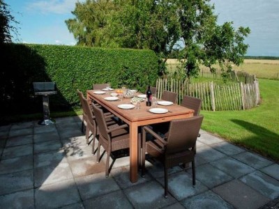 Farmhouse Spacious farmhouse in IJzendijke with garden - Outdoor photo 6