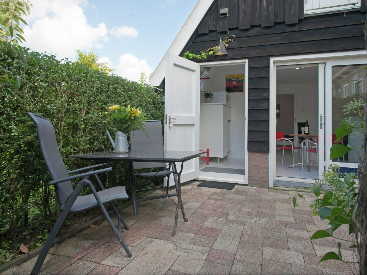 Holiday house Beautiful Holiday Home near Lawn Bowling in Krabbendam - Outdoor photo 2