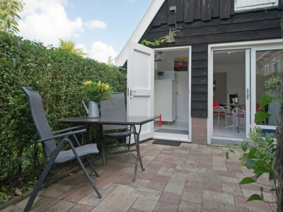 Holiday house Beautiful Holiday Home near Lawn Bowling in Krabbendam - Outdoor photo 2
