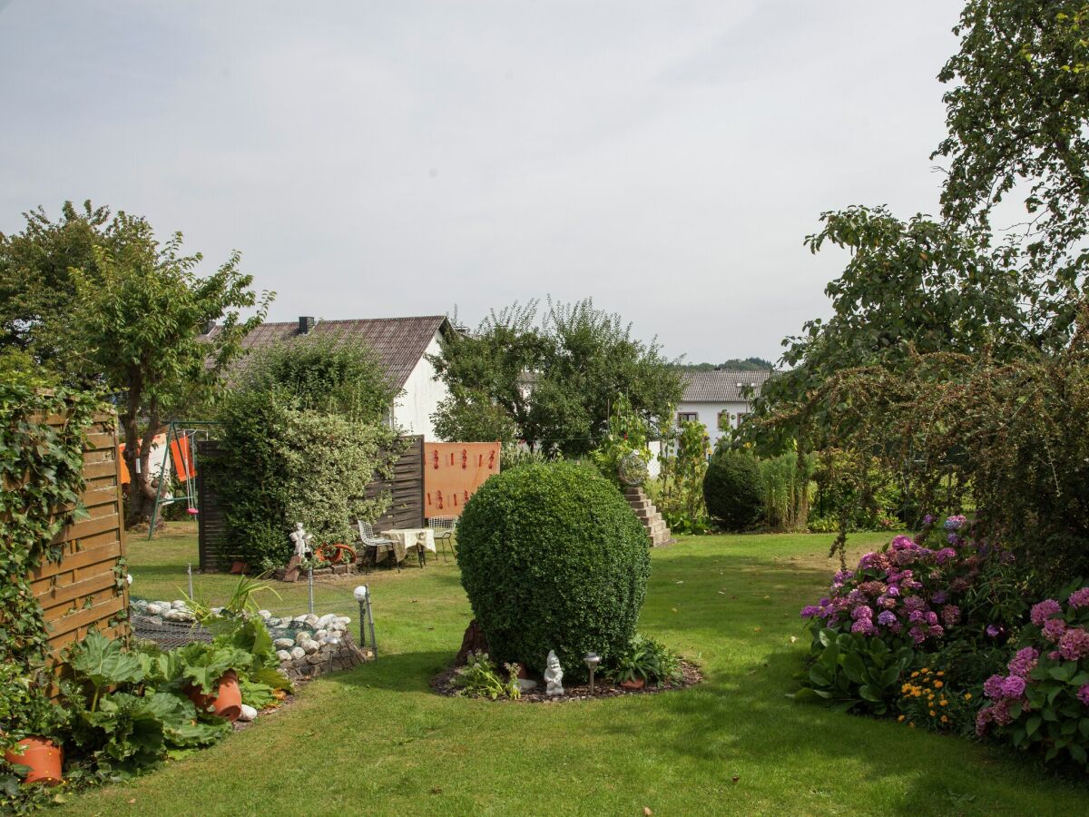 Apartment Attraktive Wohnung in Bettenfeld mit Garten - Outdoor photo 5