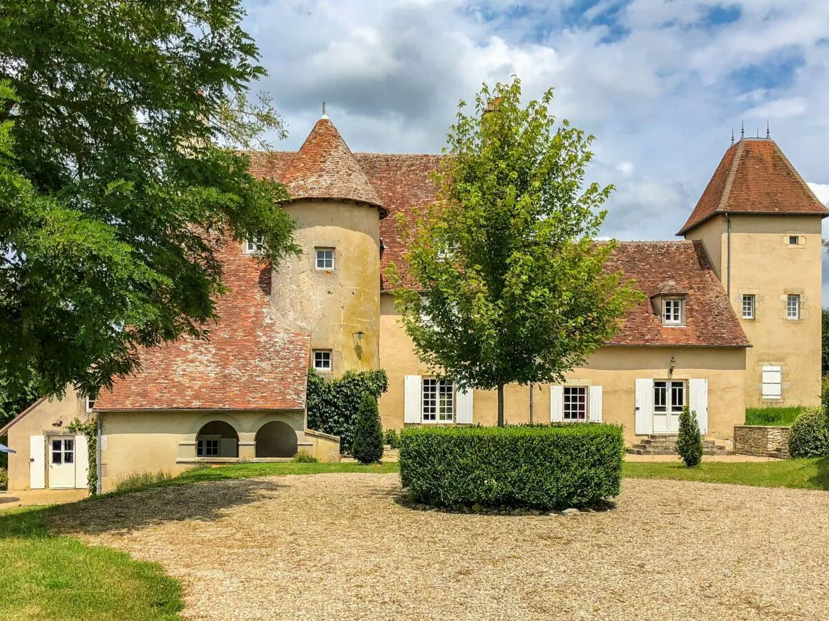 Castle Schloss in Le Veurdre am Wald und Fluss - Outdoor photo 3