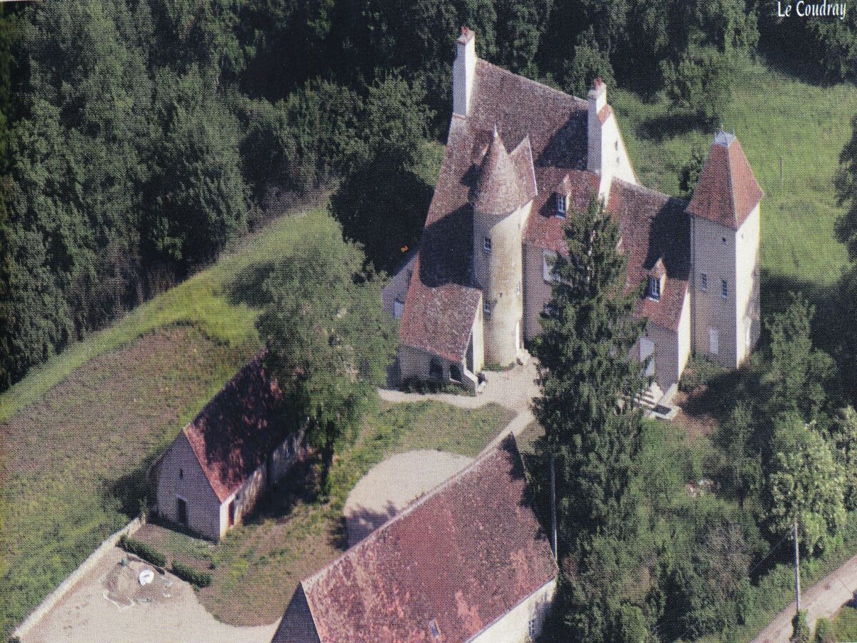 Castle Schloss in Le Veurdre am Wald und Fluss - Outdoor photo 4