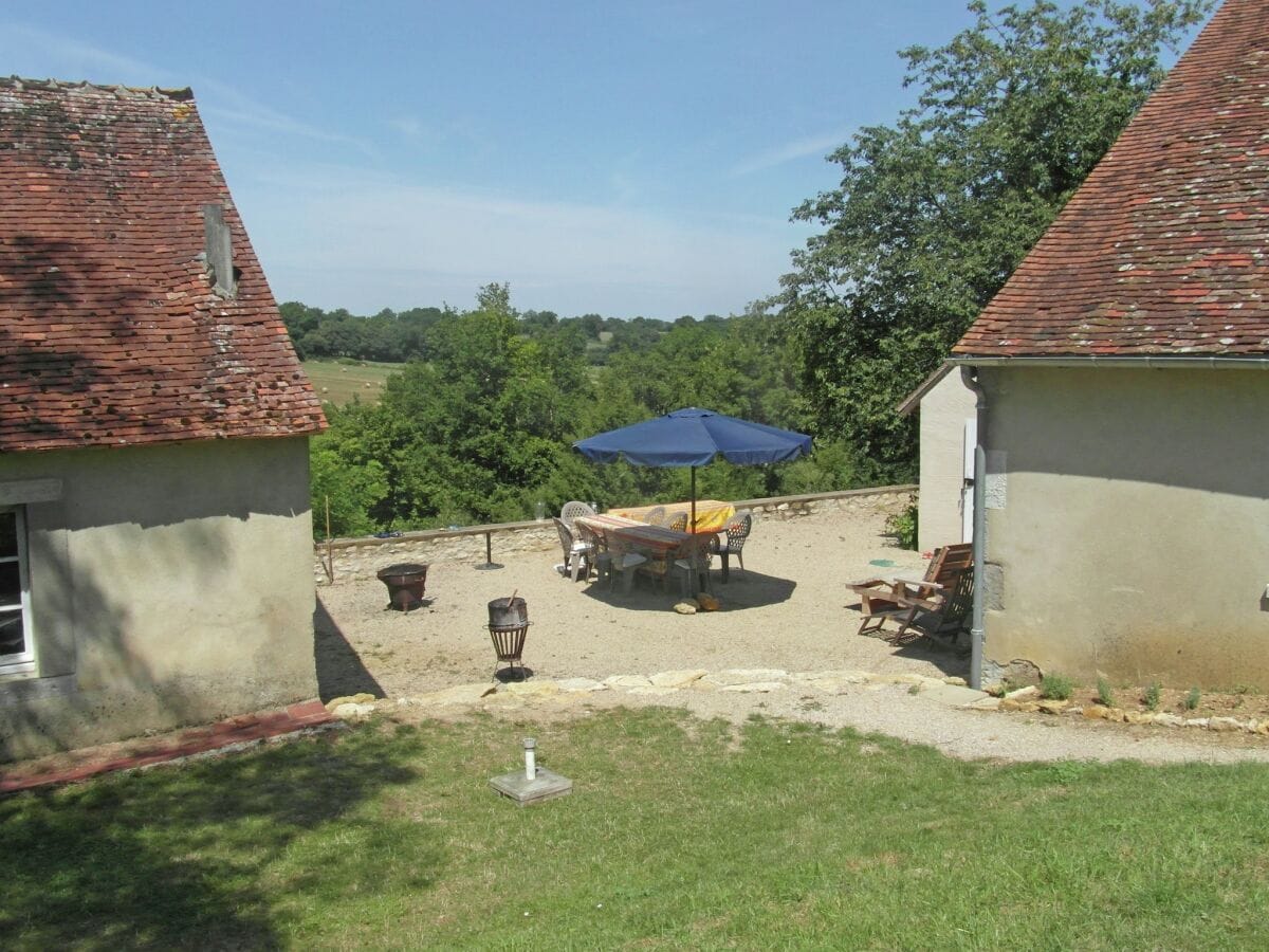 Castle Schloss in Le Veurdre am Wald und Fluss - Outdoor photo 5