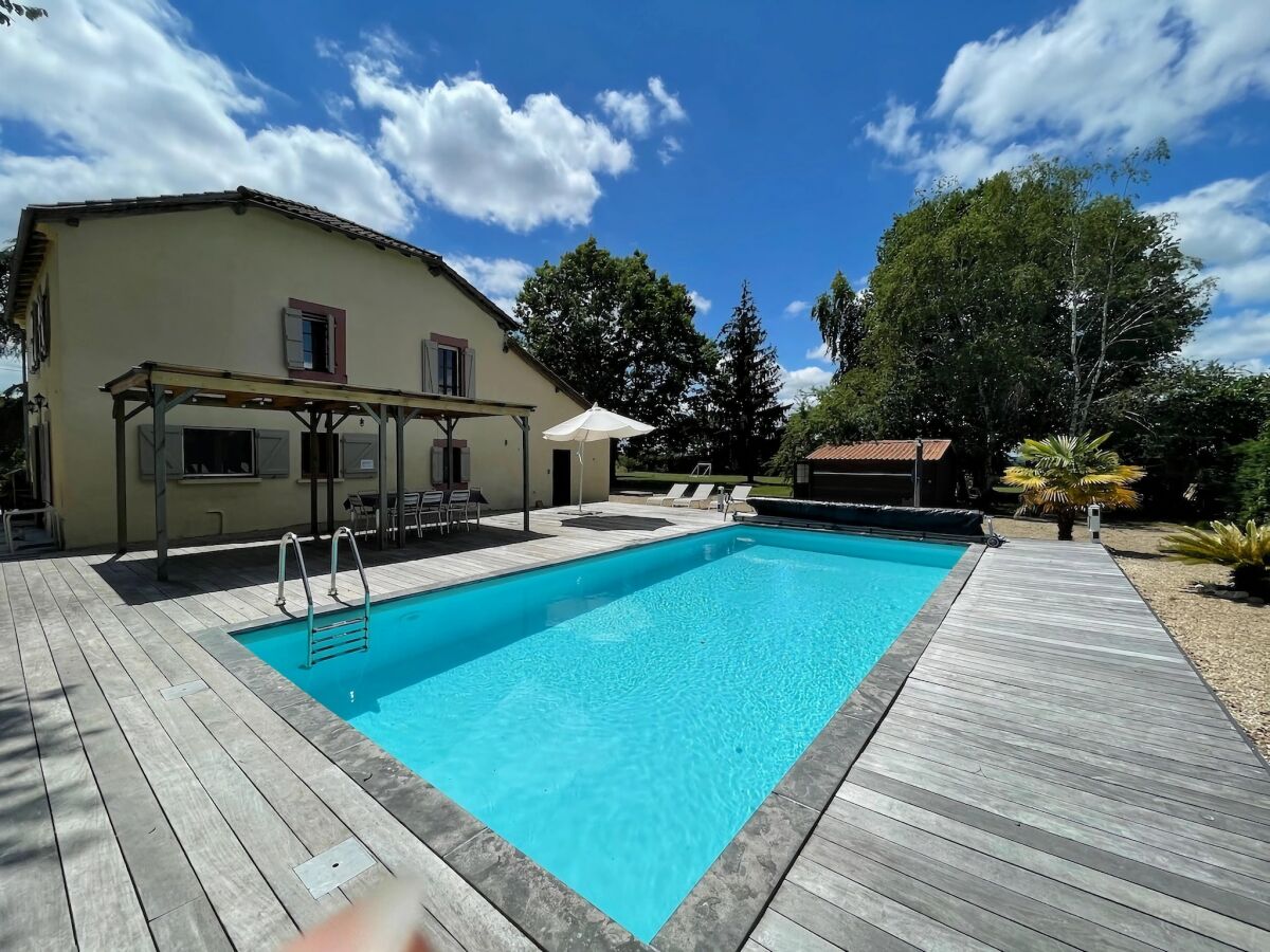 Villa Luxurious Villa in Cazaubon with Swimming Pool