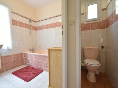 Holiday house Charming holiday home with pool and pond - Features photo 31