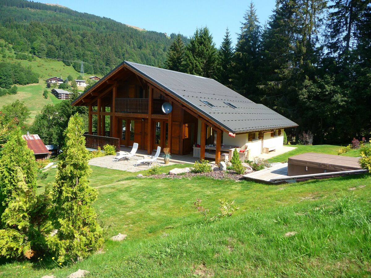 Chalet Chalet in Les Gets with Ski-In/Ski-Out Access - Outdoor photo 2