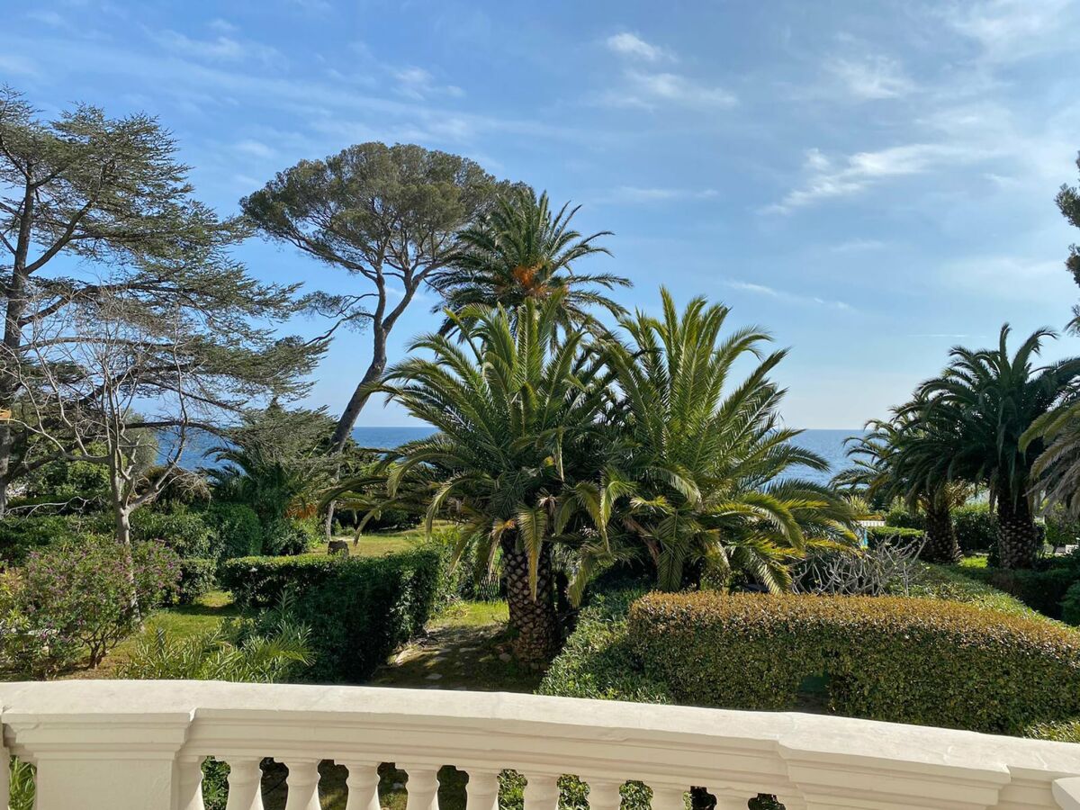 Apartment Villa on Côte d'Azur with Beachfront Views - Outdoor photo 5