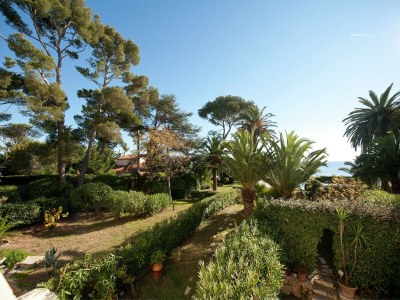 Apartment Villa on Côte d'Azur with Beachfront Views - Outdoor photo 7
