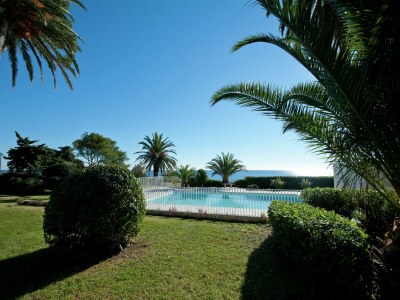 Apartment Villa on Côte d'Azur with Beachfront Views - Outdoor photo 15