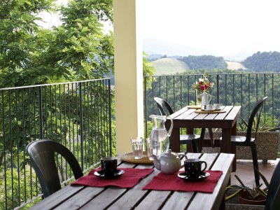 Apartment Stay with Balcony Views - Outdoor photo 6