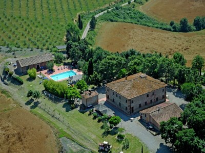 Farmhouse Agriturismo in Tuscany with Pool and Wine Tasting - Outdoor photo 2