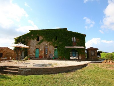 Farmhouse Romantic Farmhouse with Pool - Outdoor photo 7