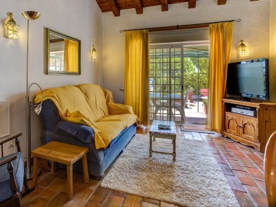 Holiday house Gorgeous Holiday Home with Swimming Pool - Features photo 25