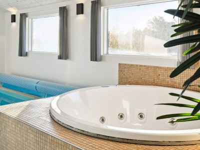 Holiday house Luxury Pool Retreat by Sea - By Traum Ferienwohnungen - Outdoor photo 19