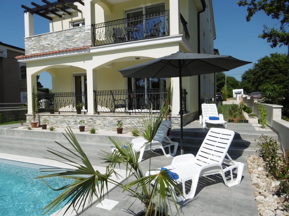Holiday apartment Villa Luka Apartment Gray mit Pool - Outdoor photo 2