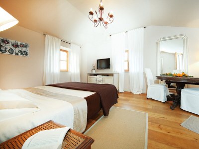 Villa Benvenuti with heated pool - Features photo 24