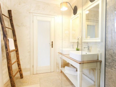 Villa Benvenuti with heated pool - Features photo 32