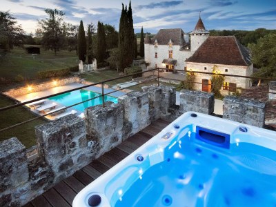 Castle Château in Nouvelle-Aquitaine with Pool & Views in Tarn-et-Garonne - Castle