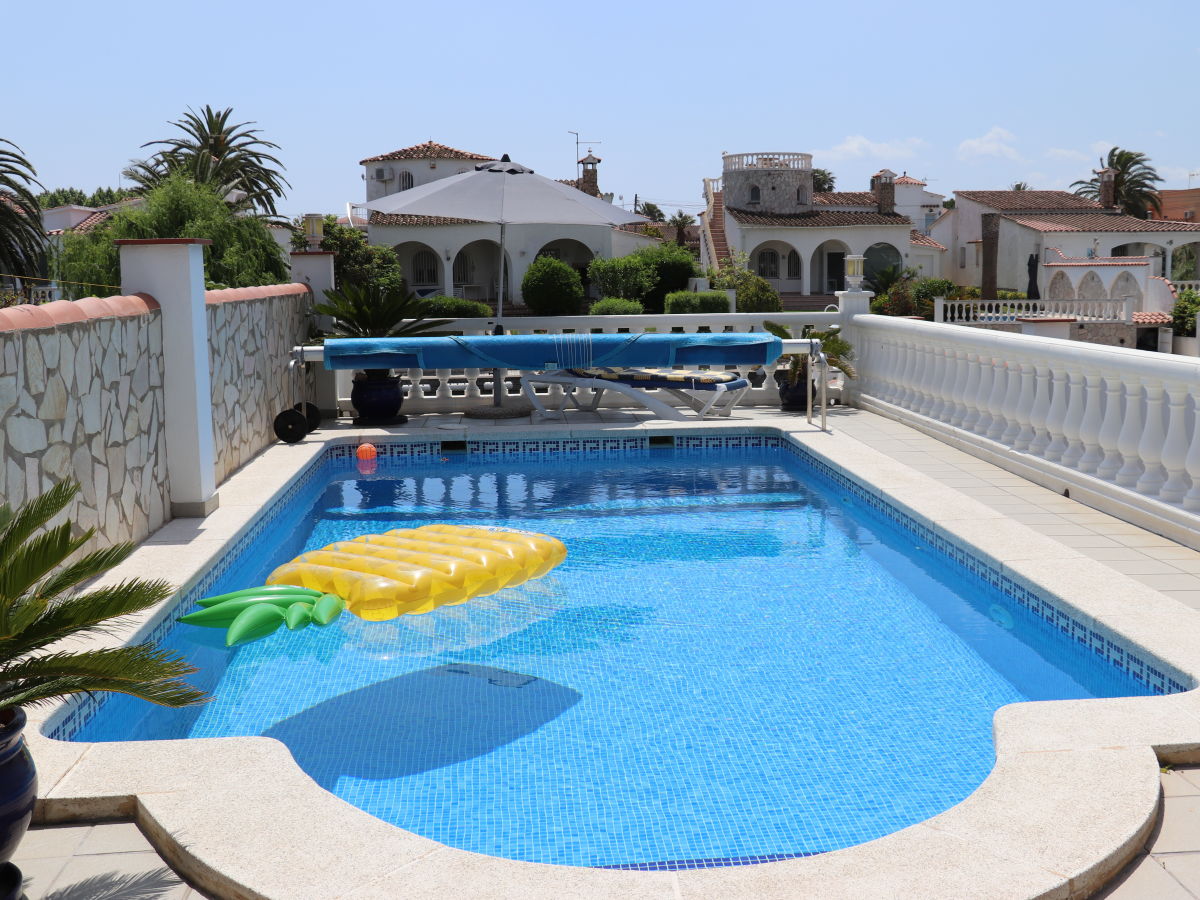 Holiday house with its own pool and boat dock - Outdoor photo 2