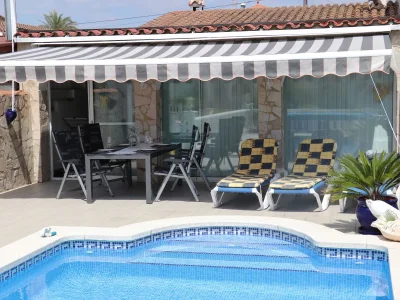 Holiday house with its own pool and boat dock in Empuriabrava - Holiday house