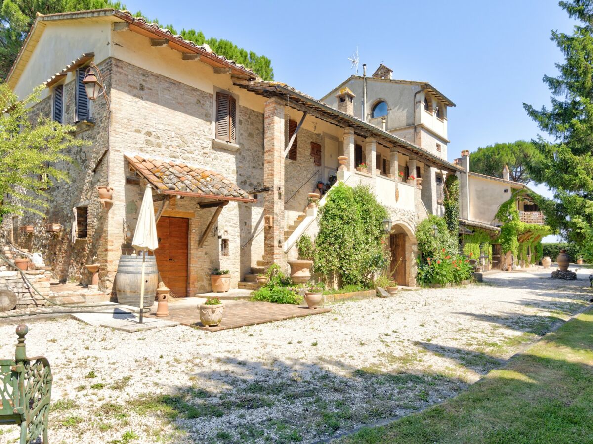 Farmhouse Farmhouse in Marsciano with Pool and Vineyards