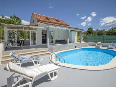 Holiday house Baras garden house with a large pool in Supetar - Mirca - Holiday house