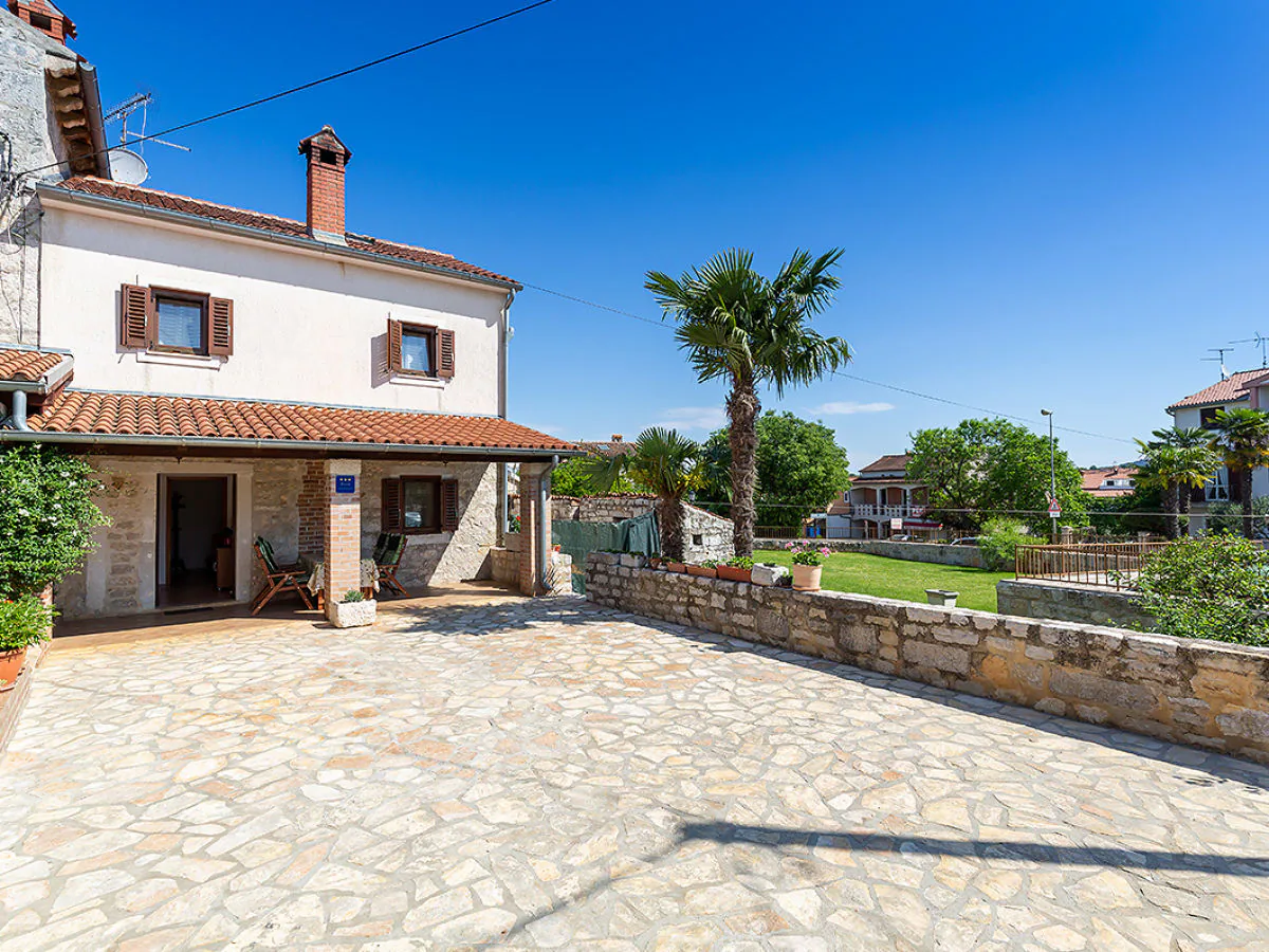 Holiday house - No title -