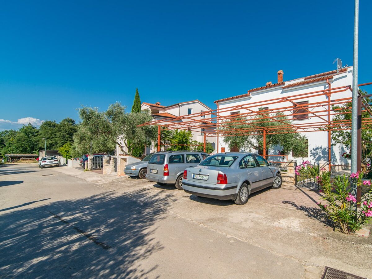 Apartment Apartment Complex Dino - Three-Bedroom Apartment Dino II with Balcony - Outdoor photo 2