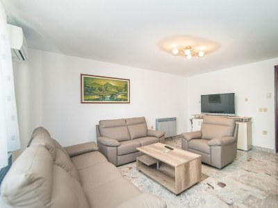 Apartment Apartment Complex Dino - Three-Bedroom Apartment Dino II with Balcony - Features photo 24