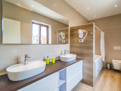 Apartment Milohanic Luxury - Three-Bedroom IV with Balcony - Features photo 9