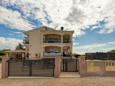 Apartment Apartments Covic - Apartment White with Balcony A2 - Outdoor photo 4