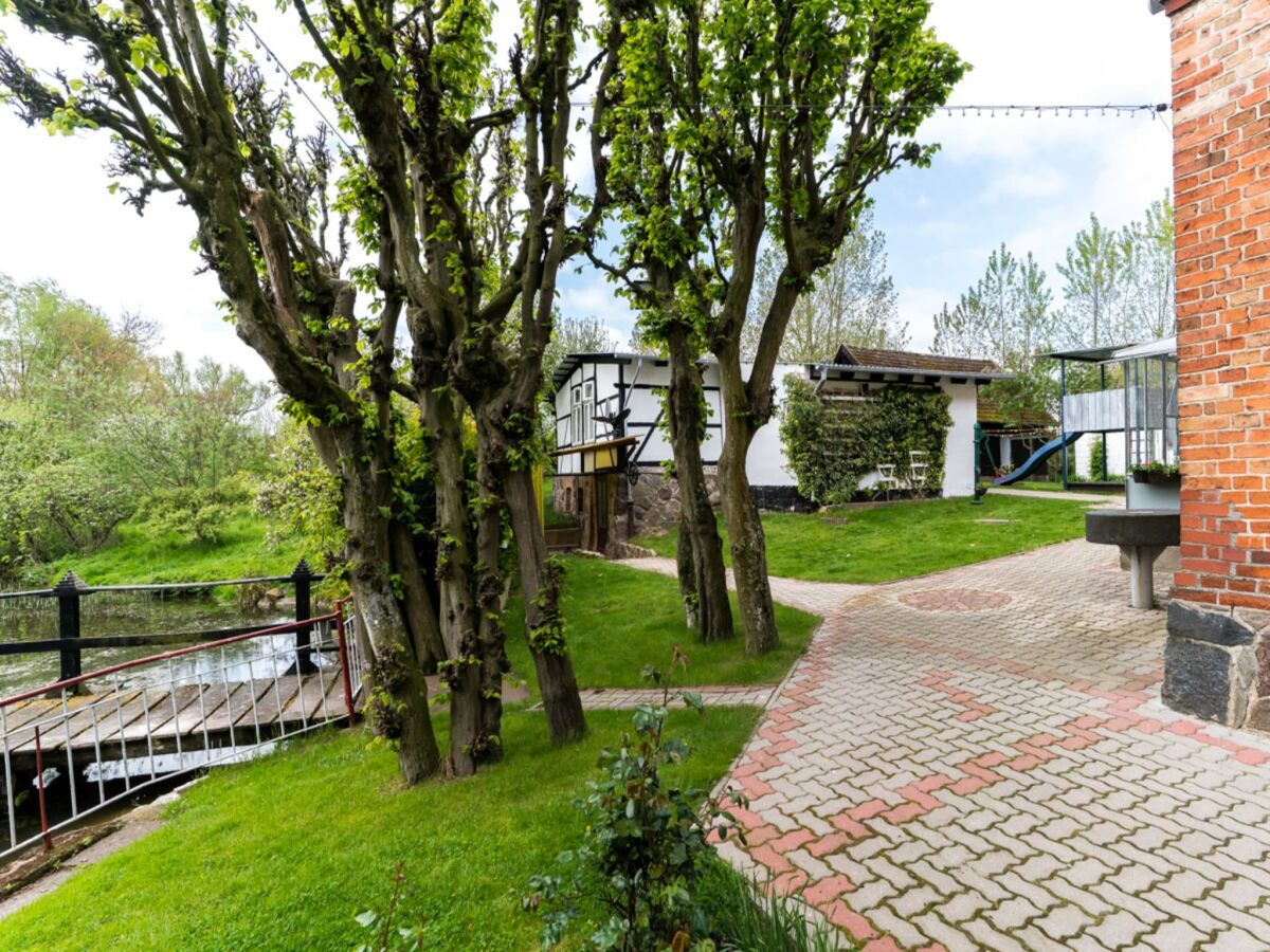 Apartment Vacation Home with Pond - Outdoor photo 5