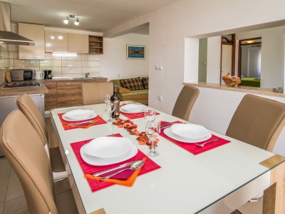 Holiday house with Seaview and pool - Features photo 13