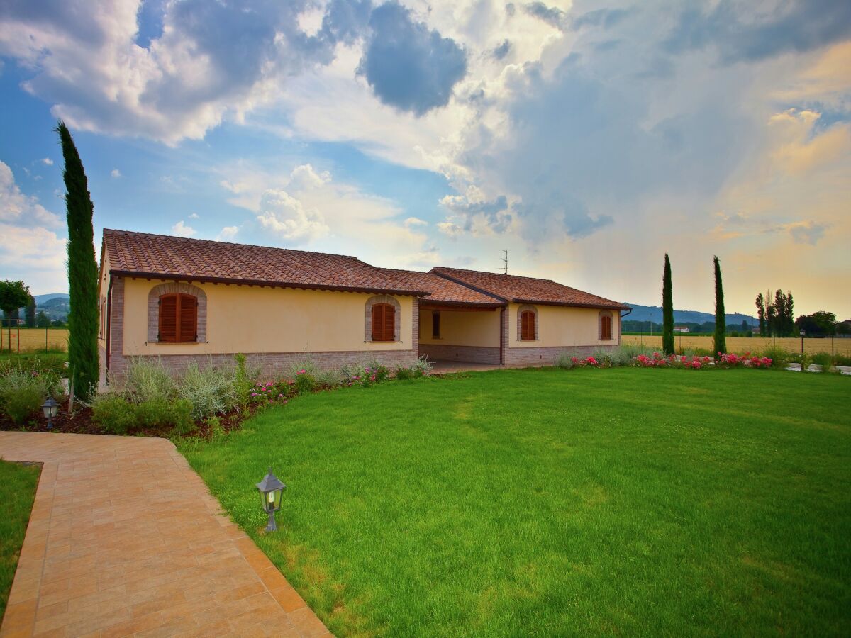 Villa Villa in Cannara with Pool near Assisi - Outdoor photo 2