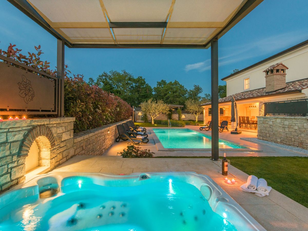 Villa Lori with Pool and Hot tub