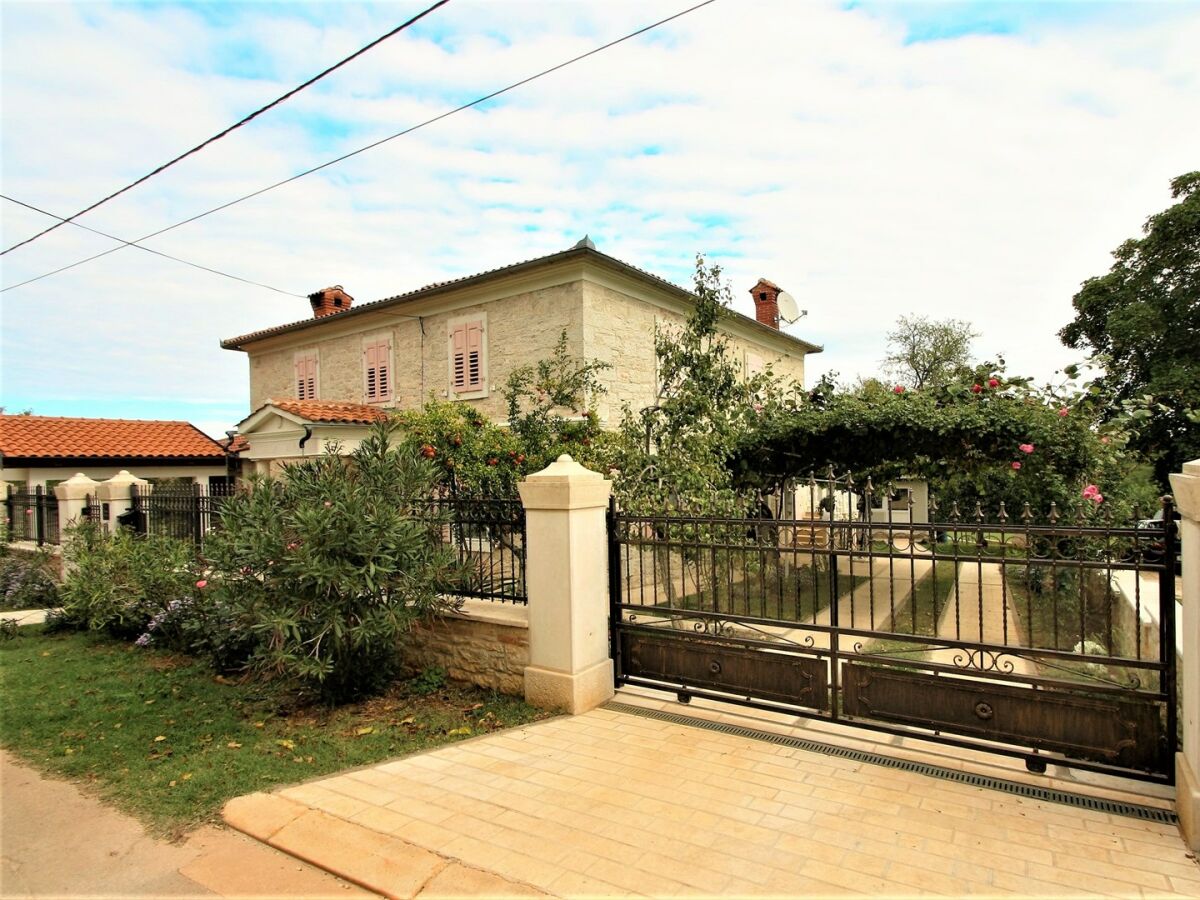 Apartment - Apartment  Marija Kastelir with Balcony and Garden View