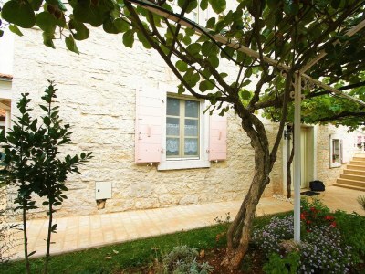 Apartment - Apartment  Marija Kastelir with Balcony and Garden View - Outdoor photo 11